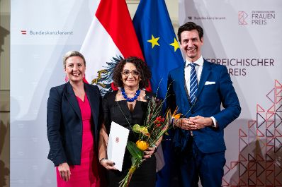 Am 12. November 2024 verlieh Bundesministerin Susanne Raab (l.) im Rahmen des Festaktes des &Ouml;sterreichischen Frauenpreises zwei Staatspreise, einen Lebenswerkpreis und weitere gestiftete Preise.