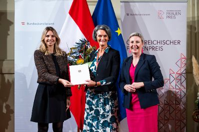 Am 12. November 2024 verlieh Bundesministerin Susanne Raab (r.) im Rahmen des Festaktes des &Ouml;sterreichischen Frauenpreises zwei Staatspreise, einen Lebenswerkpreis und weitere gestiftete Preise.