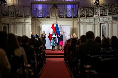 Am 12. November 2024 verlieh Bundesministerin Susanne Raab (m.r.) im Rahmen des Festaktes des &Ouml;sterreichischen Frauenpreises zwei Staatspreise, einen Lebenswerkpreis und weitere gestiftete Preise.