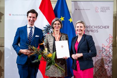 Am 12. November 2024 verlieh Bundesministerin Susanne Raab (r.) im Rahmen des Festaktes des &Ouml;sterreichischen Frauenpreises zwei Staatspreise, einen Lebenswerkpreis und weitere gestiftete Preise.