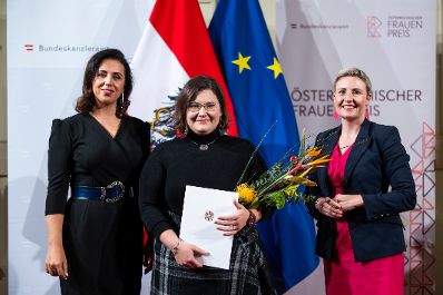 Am 12. November 2024 verlieh Bundesministerin Susanne Raab (r.) im Rahmen des Festaktes des &Ouml;sterreichischen Frauenpreises zwei Staatspreise, einen Lebenswerkpreis und weitere gestiftete Preise.