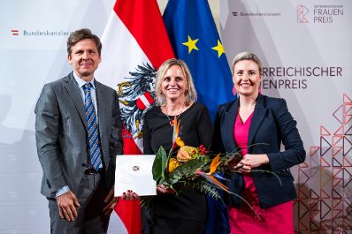 Am 12. November 2024 verlieh Bundesministerin Susanne Raab (r.) im Rahmen des Festaktes des &Ouml;sterreichischen Frauenpreises zwei Staatspreise, einen Lebenswerkpreis und weitere gestiftete Preise.