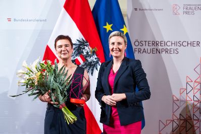Am 12. November 2024 verlieh Bundesministerin Susanne Raab (r.) im Rahmen des Festaktes des &Ouml;sterreichischen Frauenpreises zwei Staatspreise, einen Lebenswerkpreis und weitere gestiftete Preise.