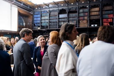 Am 12. November 2024 verlieh Bundesministerin Susanne Raab (2.v.l.) im Rahmen des Festaktes des &Ouml;sterreichischen Frauenpreises zwei Staatspreise, einen Lebenswerkpreis und weitere gestiftete Preise.