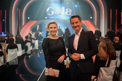 Am 15. November 2024 nahm Bundesministerin Susanne Raab (l.) an der Gala f&uuml;r LICHT INS DUNKEL teil. Im Bild mit dem ORF Generaldirektor Roland Wei&szlig;mann (r.).