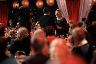 Am 15. November 2024 nahm Bundesministerin Susanne Raab (im Bild) an der Gala f&uuml;r LICHT INS DUNKEL teil.