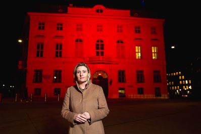 Am 20. November 2024 wurde das Bundeskanzleramt anl&auml;sslich des Red Wednesday - Aktionstag f&uuml;r verfolgte und bedrohte Christen, rot beleuchtet. Im Bild Bundesministerin Susanne Raab.