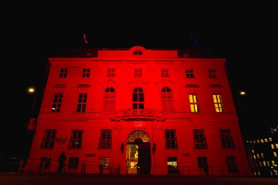 Am 20. November 2024 wurde das Bundeskanzleramt anl&auml;sslich des Red Wednesday - Aktionstag f&uuml;r verfolgte und bedrohte Christen, rot beleuchtet.