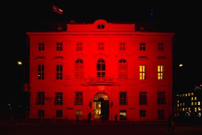 Am 20. November 2024 wurde das Bundeskanzleramt anl&auml;sslich des Red Wednesday - Aktionstag f&uuml;r verfolgte und bedrohte Christen, rot beleuchtet.