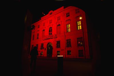 Am 20. November 2024 wurde das Bundeskanzleramt anl&auml;sslich des Red Wednesday - Aktionstag f&uuml;r verfolgte und bedrohte Christen, rot beleuchtet.