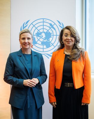 Am 22. November 2024 nahm Bundesministerin Susanne Raab (l.) anl&auml;sslich der Kampagne &bdquo;Orange the World&ldquo; einer weltweiten Aktion &bdquo;16 Tage gegen Gewalt an Frauen&ldquo;, an einer Veranstaltung im Vienna International Centre teil.