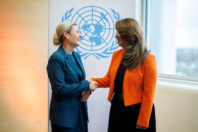 Am 22. November 2024 nahm Bundesministerin Susanne Raab (l.) anl&auml;sslich der Kampagne &bdquo;Orange the World&ldquo; einer weltweiten Aktion &bdquo;16 Tage gegen Gewalt an Frauen&ldquo;, an einer Veranstaltung im Vienna International Centre teil.