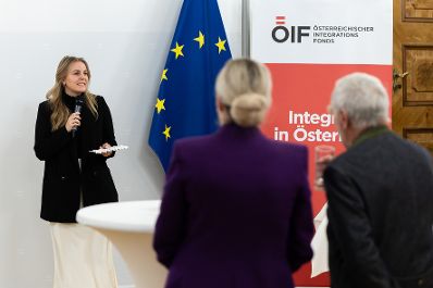 Am 27. November 2024 verlieh Bundesministerin Susanne Raab (m.) gemeinsam mit dem &Ouml;sterreichischen Integrationsfond &Ouml;IF das Liese Prokop Stipendium im Studienjahr 2024/2025 an asylberechtigte Studierende.