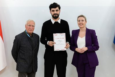 Am 27. November 2024 verlieh Bundesministerin Susanne Raab (r.) gemeinsam mit dem &Ouml;sterreichischen Integrationsfond &Ouml;IF das Liese Prokop Stipendium im Studienjahr 2024/2025 an asylberechtigte Studierende.