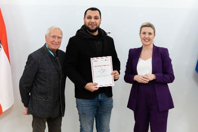 Am 27. November 2024 verlieh Bundesministerin Susanne Raab (r.) gemeinsam mit dem &Ouml;sterreichischen Integrationsfond &Ouml;IF das Liese Prokop Stipendium im Studienjahr 2024/2025 an asylberechtigte Studierende.