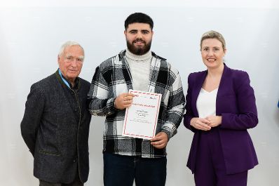 Am 27. November 2024 verlieh Bundesministerin Susanne Raab (r.) gemeinsam mit dem &Ouml;sterreichischen Integrationsfond &Ouml;IF das Liese Prokop Stipendium im Studienjahr 2024/2025 an asylberechtigte Studierende.
