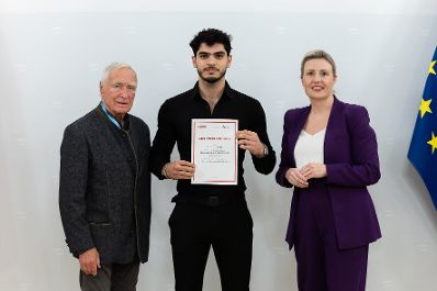 Am 27. November 2024 verlieh Bundesministerin Susanne Raab (r.) gemeinsam mit dem &Ouml;sterreichischen Integrationsfond &Ouml;IF das Liese Prokop Stipendium im Studienjahr 2024/2025 an asylberechtigte Studierende.