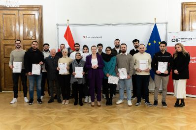 Am 27. November 2024 verlieh Bundesministerin Susanne Raab (m.) gemeinsam mit dem &Ouml;sterreichischen Integrationsfond &Ouml;IF das Liese Prokop Stipendium im Studienjahr 2024/2025 an asylberechtigte Studierende.