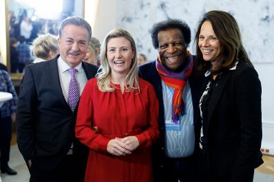 Am 29. November 2024 bestellte Bundesministerin Susanne Raab (m.), Herrn Kurt Faist (l.) zum Mitglied der bei der Bundesanstalt &quot;Statistik &Ouml;sterreich&quot; eingerichteten Wirtschaftskurie. Damit hat er das Recht, die Bezeichnung &quot;Kommerzialrat f&uuml;r die Statistik&quot; zu f&uuml;hren.