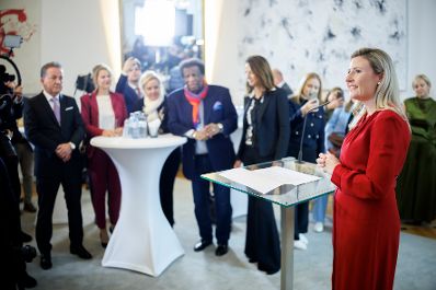 Am 29. November 2024 bestellte Bundesministerin Susanne Raab (r.), Herrn Kurt Faist (l.) zum Mitglied der bei der Bundesanstalt &quot;Statistik &Ouml;sterreich&quot; eingerichteten Wirtschaftskurie. Damit hat er das Recht, die Bezeichnung &quot;Kommerzialrat f&uuml;r die Statistik&quot; zu f&uuml;hren.