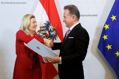 Am 29. November 2024 bestellte Bundesministerin Susanne Raab (l.), Herrn Kurt Faist (r.) zum Mitglied der bei der Bundesanstalt &quot;Statistik &Ouml;sterreich&quot; eingerichteten Wirtschaftskurie. Damit hat er das Recht, die Bezeichnung &quot;Kommerzialrat f&uuml;r die Statistik&quot; zu f&uuml;hren.