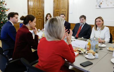 Am 17. Dezember 2024 empfing Bundesministerin Susanne Raab die serbische Ministerin ohne Portfolio Tatjana Macura (r.) zu einem Arbeitsgespr&auml;ch.