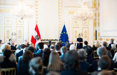 Am 18. Dezember 2024 &uuml;berreichte Bundesministerin Susanne Raab Ehrenzeichen und Berufstitel im Bundeskanzleramt.