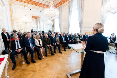 Am 18. Dezember 2024 &uuml;berreichte Bundesministerin Susanne Raab (r.) Ehrenzeichen und Berufstitel im Bundeskanzleramt.