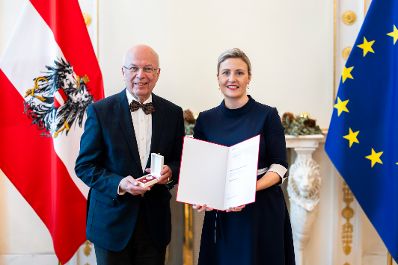 Am 18. Dezember 2024 &uuml;berreichte Bundesministerin Susanne Raab (r.) Ehrenzeichen und Berufstitel im Bundeskanzleramt. Im Bild mit Klaus Flack (l.).