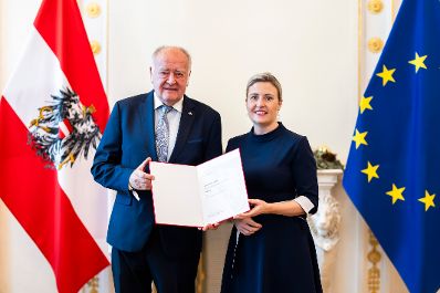 Am 18. Dezember 2024 &uuml;berreichte Bundesministerin Susanne Raab (r.) Ehrenzeichen und Berufstitel im Bundeskanzleramt. Im Bild mit Gerhard Weissgrab (l.).