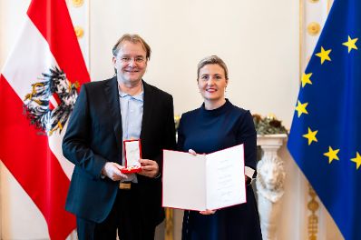 Am 18. Dezember 2024 &uuml;berreichte Bundesministerin Susanne Raab (r.) Ehrenzeichen und Berufstitel im Bundeskanzleramt. Im Bild mit Bernd Sebor (l.).