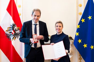 Am 18. Dezember 2024 &uuml;berreichte Bundesministerin Susanne Raab (r.) Ehrenzeichen und Berufstitel im Bundeskanzleramt. Im Bild mit Rudolf Mitl&ouml;hner (l.).