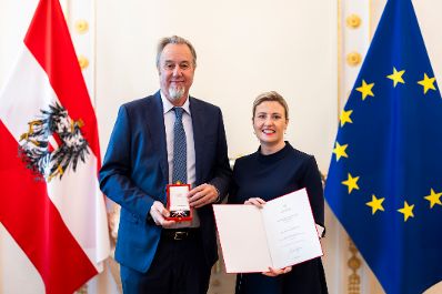 Am 18. Dezember 2024 &uuml;berreichte Bundesministerin Susanne Raab (r.) Ehrenzeichen und Berufstitel im Bundeskanzleramt. Im Bild mit Johannes Kronika (l.).