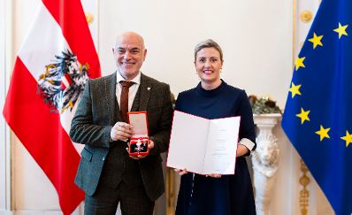 Am 18. Dezember 2024 &uuml;berreichte Bundesministerin Susanne Raab (r.) Ehrenzeichen und Berufstitel im Bundeskanzleramt. Im Bild mit Ednan Aslan (l.).