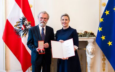 Am 18. Dezember 2024 &uuml;berreichte Bundesministerin Susanne Raab (r.) Ehrenzeichen und Berufstitel im Bundeskanzleramt. Im Bild mit Walter Hessler (l.).