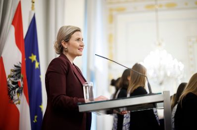 Am 19. Dezember 2024 lud Bundesministerin Susanne Raab (im Bild) zum Adventempfang.