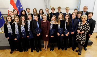 Am 19. Dezember 2024 lud Bundesministerin Susanne Raab (m.) zum Adventempfang.