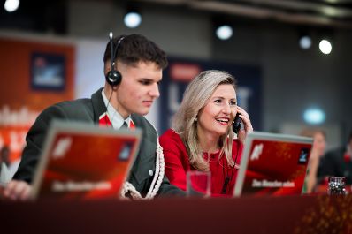Am 24. Dezember 2024 nahm Bundesministerin Susanne Raab (r.) an der Licht ins Dunkel Spendenaktion teil.