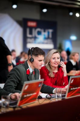 Am 24. Dezember 2024 nahm Bundesministerin Susanne Raab (r.) an der Licht ins Dunkel Spendenaktion teil.
