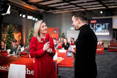Am 24. Dezember 2024 nahm Bundesministerin Susanne Raab (l.) an der Licht ins Dunkel Spendenaktion teil.