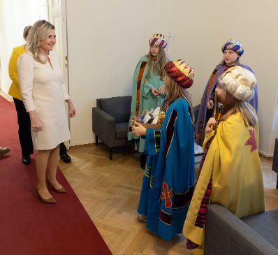 Am 7. J&auml;nner 2025 empfing Bundesministerin Susanne Raab (im Bild) Sternsinger in ihrem B&uuml;ro.