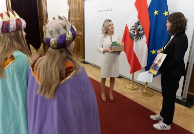 Am 7. J&auml;nner 2025 empfing Bundesministerin Susanne Raab (im Bild) Sternsinger in ihrem B&uuml;ro.