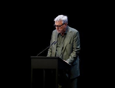 Am 16. Juni 2019 &uuml;berreichte Bundesminister Alexander Schallenberg den Iffland-Ring an Jens Harzer. Im Bild der Theaterregisseur Johan Simons.