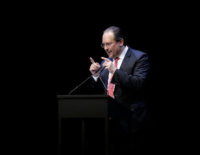 Am 16. Juni 2019 &uuml;berreichte Bundesminister Alexander Schallenberg (im Bild) den Iffland-Ring an Jens Harzer.