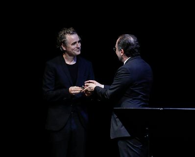 Am 16. Juni 2019 &uuml;berreichte Bundesminister Alexander Schallenberg (r.) den Iffland-Ring an Jens Harzer (l.).