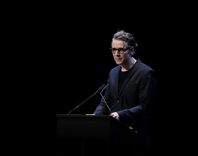 Am 16. Juni 2019 &uuml;berreichte Bundesminister Alexander Schallenberg den Iffland-Ring an Jens Harzer (im Bild).