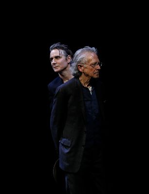 Am 16. Juni 2019 &uuml;berreichte Bundesminister Alexander Schallenberg den Iffland-Ring an Jens Harzer (l.).