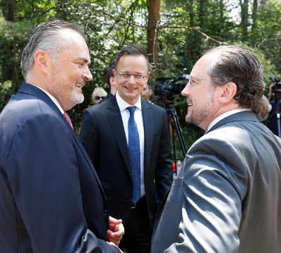 Am 27. Juni 2019 nahm Bundesminister Alexander Schallenberg (r.) an der Gedenkveranstaltung 30 Jahre Fall des Eisernen Vorhangs teil. Im Bild mit dem ungarischen Au&szlig;enminister P&eacute;ter Szijj&aacute;rt&oacute; (m.) und dem Landeshauptmann Hans Peter Doskozil (l.).