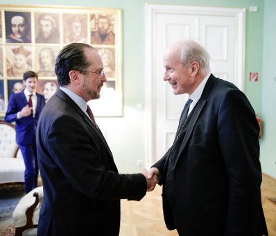 Am 10. Juli 2019 besuchte Bundesminister Alexander Schallenberg (l.) den Erzbischof von Wien, Kardinal Christoph Sch&ouml;nborn (r.).