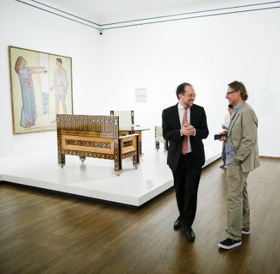 Am 16. Juli 2019 besuchte Bundesminister Alexander Schallenberg (l.) das Leopold Museum. Im Bild mit dem Direktor Hans Peter Wipplinger (r.).